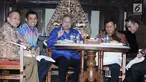 Presiden RI ke 6 Susilo Bambang Yudhoyono bersama Ketum Gerinda, Prabowo Subianto saat menyantap makan malam nasi goreng khas Jawa Timur di Cikeas, Bogor, Jawa Barat, Kamis (27/7). (Liputan6.com/Herman Zakharia)
