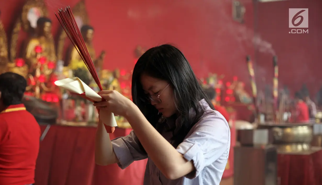 Warga keturunan Tionghoa bersembahyang di Vihara Dharma Bhakti, Petak Sembilan, Jakarta, Jumat (16/2). Perayaan Imlek 2569 tidak hanya dilakukan untuk berkumpul dan makan bersama, tetapi juga diisi dengan sembahyang di Vihara (Liputan6.com/Arya Manggala)