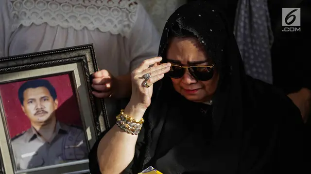 Tabur Bunga Rachmawati Soekarnoputri di Pusara Sang Suami Benny Soemarno
