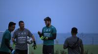 Penjaga gawang anyar Bali United Adilson Maringa (dua dari kanan) saat berbincang dengan Pelatih Kiper Bali United Marcelo Pires dan M. Ridho Djazulie di Training Center Bali United, kawasan Pantai Purnama, Gianyar, pada Kamis petang (18/5/2023). (Alit Binawan/Bola.com)