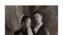 Di akun Venema Pictures, lalu mengunggah potret couple Adinia dan Michael sebelum menikah. Kembali mengenakan wastra bergaya elegan. Foto: Instagram.