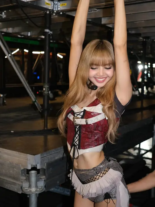 Short abu-abu jaring-jaring dengan aksen ruffle nude menjuntai jadi paduan atasan eksotis Lisa [@lalalalisa_m]