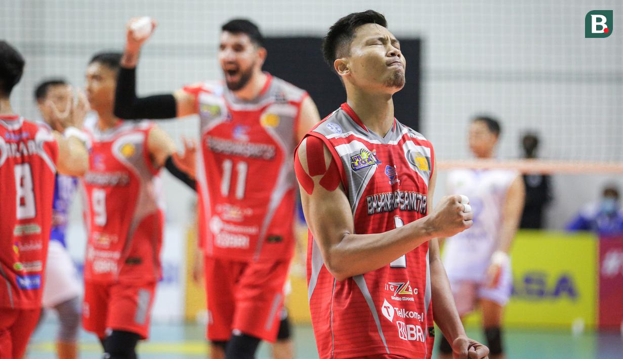 Pemain Surabaya Bhayangkara Samator, Galih Bayu Saputra melakukan selebrasi usai timnya mencetak poin saat menghadapi Bogor LavAni dalam laga Grand Final PLN Mobile Proliga 2022 di Padepokan Voli Jenderal Polisi Kunarto, Sentul, Minggu (27/03/2022). (Bola.com/Bagaskara Lazuardi)