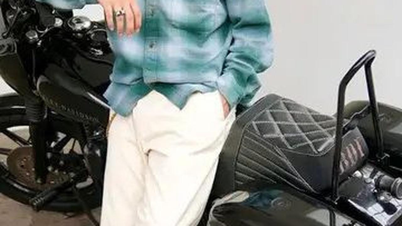 Dalam gaya yang lebih santai, Abidzar tampil mengenakan kemeja flanel hijau dan celana putih, lengkap dengan sepatu Converse.&nbsp;
