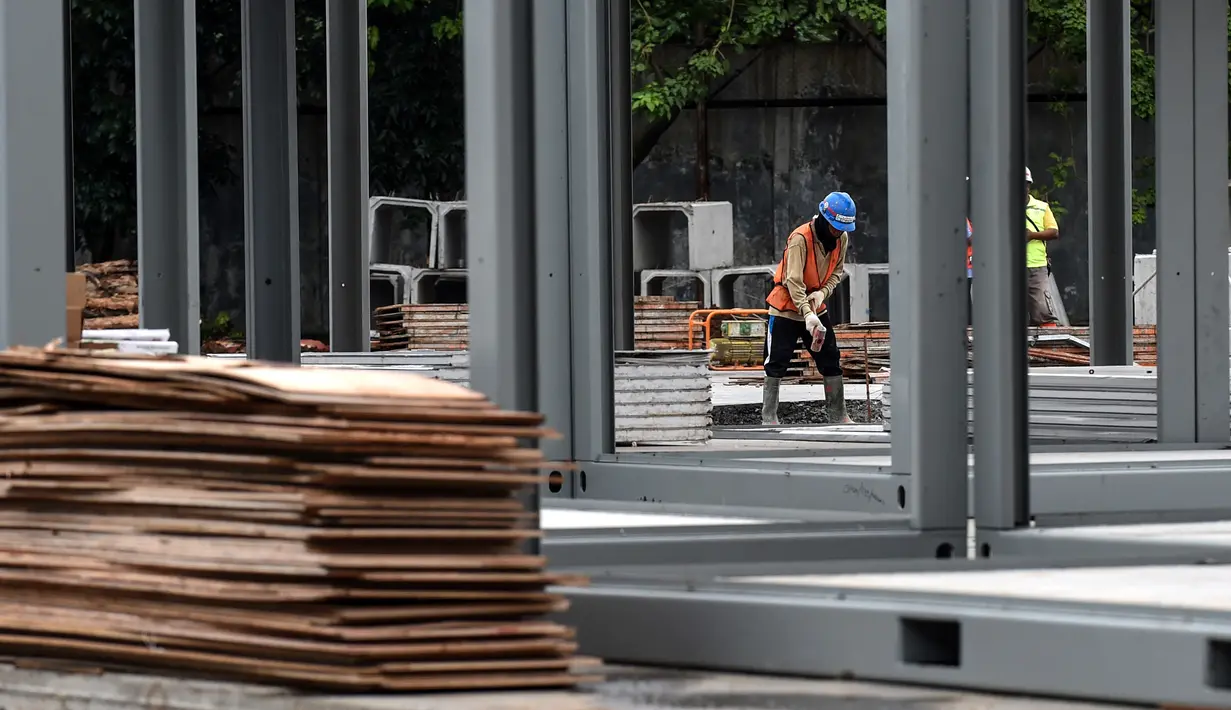 Pekerja menyelesaikan pembangunan rumah sakit darurat untuk pasien COVID-19 di Lapangan Sepak Bola Pertamina, Simprug, Jakarta Selatan, Indonesia, Sabtu (2/5/2020). Rumah sakit darurat ini ditargetkan beroperasi pada 1 Juni 2020. (Xinhua/Agung Kuncahya B.)