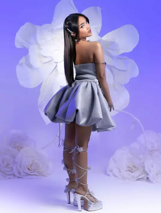 Menutup penampilan, Fuji Utami kenakan gladiator heels silver dengan embellishment yang playful [@dnngwkcsn]