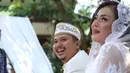 Seperti diketahui, pasangan ini memiliki kesamaan hoby, yaitu naik motor gede. Bali dan Lombok menjadi tujuan keduanya setelah resmi menjadi suami istri yang membutuhkan waktu sekitar tujuh hari.(Nurwahyunan/Bintang.com)