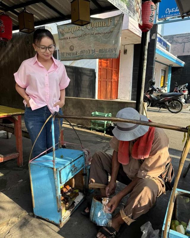 Berinteraksi dengan Pedagang