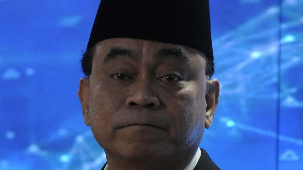 "Kita laporkan progresnya (kepada Jokowi), koordinasi kita kemarin ke Kejaksaan Agung untuk masalah hukum biar diselesaikan oleh APH (aparat penegak hukum) dan kita menuntaskan proyek BTS ini,"