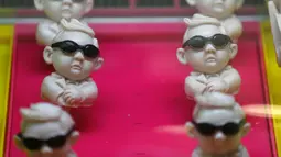 Sejumlah sanpang susu rasa stroberi berbentuk es krim tiga dimensi (3D-cetak) yang dijual di toko Iceason es krim di kota Shanghai, Rabu (27/4). Sanpang adalah nama panggilan China untuk pemimpin Korea Utara Kim Jong Un. (REUTERS/Aly Song)