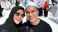 Pasangan Baim Wong dan Paula Verhoeven beberapa tahun lalu bertolak ke Tanah Suci untuk menjalankan ibadah umrah. Penampilan Paula Verhoeven dengan hijab berhasil curi perhatian. Parasnya yang cantik saat berhijab bikin pangling. (Liputan6.com/IG/@paula_verhoeven)