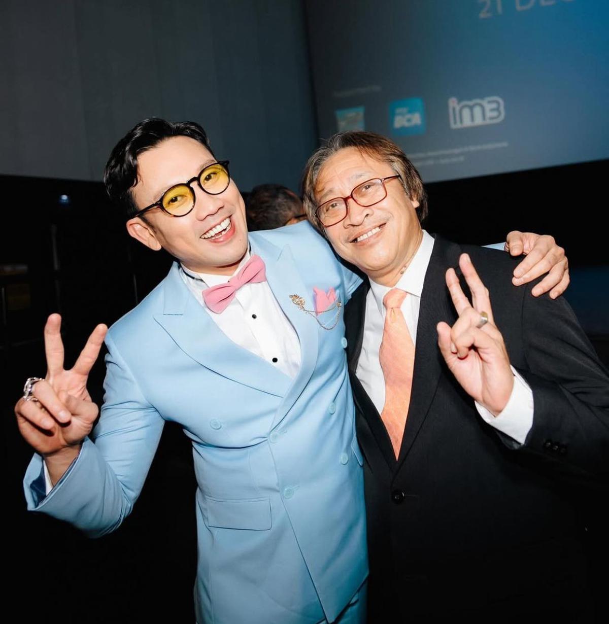 7 Potret Denny Sumargo Pamer Gaya di Gala Premier '2nd MIRACLE IN CELL NO.7', Tantangan Tebakan Nama Jadi Sorotan