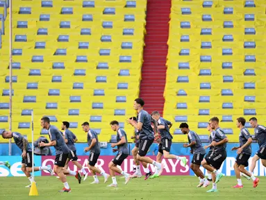 Para pemain Jerman melakukan pemanasan saat mengikuti sesi latihan di Allianz Arena di Munich (14/6/2021). Timnas Jerman akan mengawali perjuangan di Grup F Euro 2020 dengan melawan Prancis. (AFP/Franck Fife)