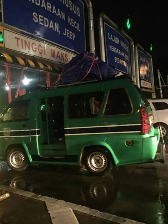 6 Foto Kendaraan Nyangkut, Bikin Enggak Habis Pikir