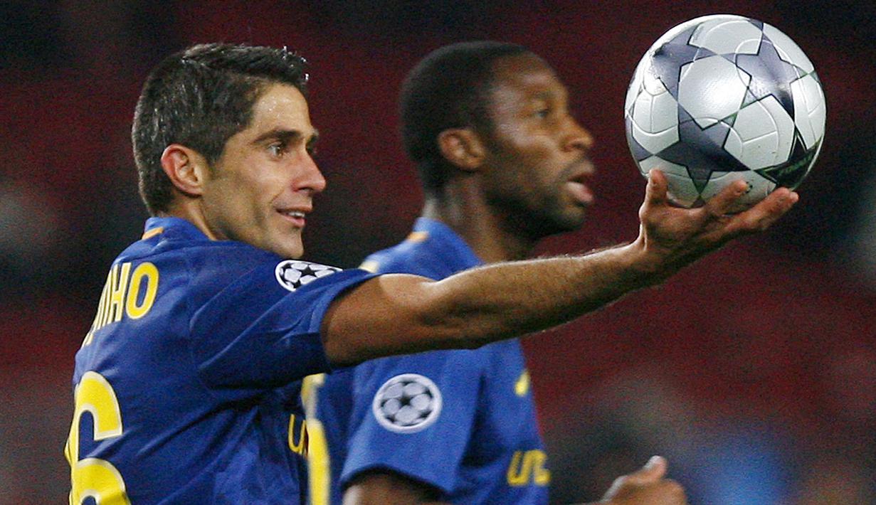 Karier Sylvinho di Arsenal awalnya berlangsung bagus. Namun, kombinasi cedera, isu paspor, dan datangnya Ashley Cole membuat kariernya di Liga Inggris harus usai. Ia dijual ke Celta Vigo dan tiga tahun berselang mendarat ke Barcelona serta merasakan gelar Liga Champions 2009/10. (AFP/Josep Lago)