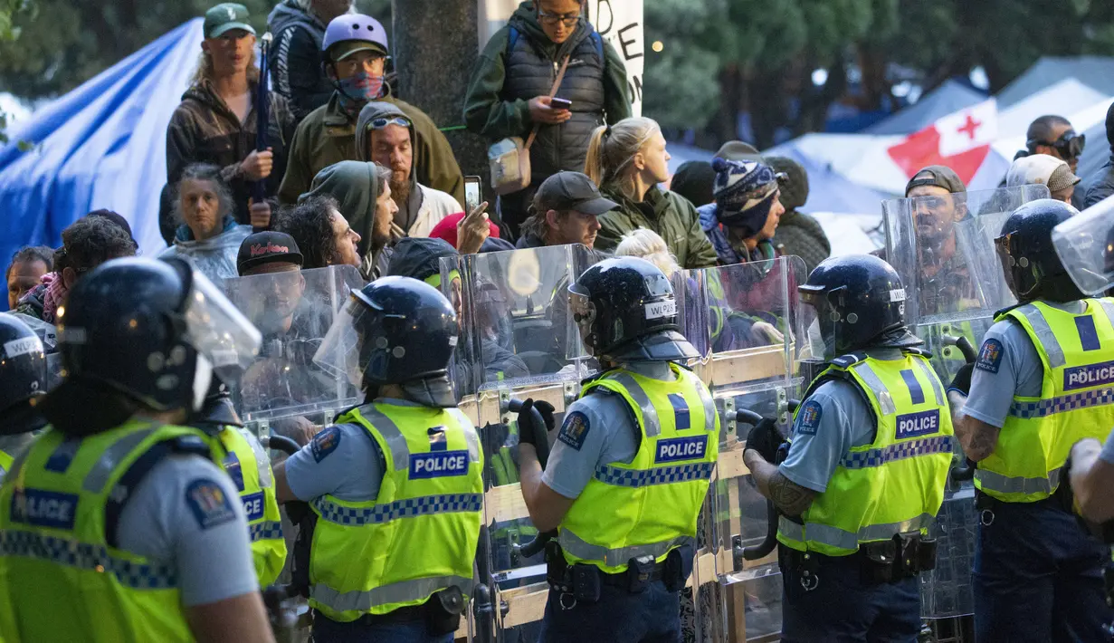 Demonstran dan polisi berhadapan dalam protes menentang mandat vaksin virus corona di Wellington, Selandia Baru, Rabu (2/3/2022). Sejak awal pandemi, Selandia Baru telah melaporkan kurang dari 100 kematian akibat virus di antara populasinya yang berjumlah 5 juta. (Mark Mitchell/New Zealand Herald vi