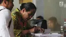 Irjen Kemenkeu Sumiyati mengisi buku tamu di Gedung KPK, Jakarta, Senin (26/8/2019). Sumiyati diperiksa sebagai saksi terkait kasus dugaan korupsi proyek pengadaan kapal yang merugikan negara Rp 179 miliar didua instansi Direktorat Jenderal Bea dan Cukai dan KKP. (merdeka.com/Dwi Narwoko)