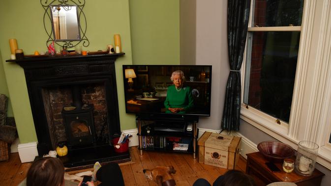 Warga Inggris Raya menyaksikan pidato Ratu Elizabeth II tentang krisis corona COVID-19. (dok. Foto PAUL ELLIS/AFP)