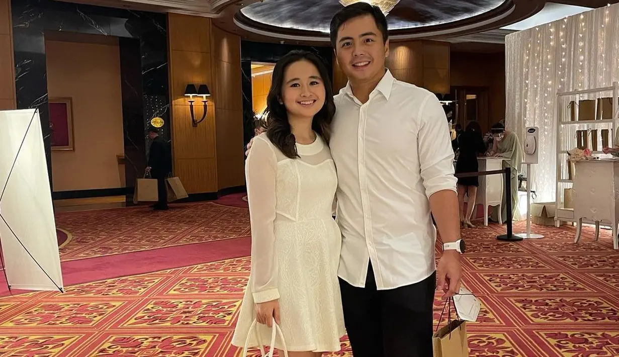<p>Kompak tampil dengan outfit serba putih, keduanya terlihat mesra serasi. Gritte dengan dress putih selutut, sedangkan Arif memilih mengenakan kemeja putih polos yang dipadunya dengan celana panjang hitam. Foto: Instagram.</p>