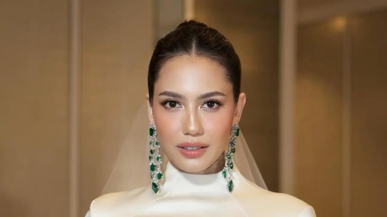 Potret Pevita Pearce di Resepsi Pernikahan Malaysia, Memesona dengan Perhiasan Mewah dan Makeup Flawless (credit: https://www.instagram.com/archangelachelsea/)