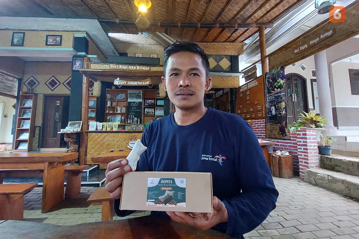 Pencipta jajanan Dopita asal Lingkungan Kacangan Asri, Kelurahan Gombengsari, Abdurrahmanmenunjukan hasil kreasinya (Hermawan Arifianto/Liputan6.com)