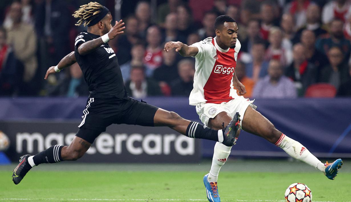Ryan Gravenberch. Gelandang tengah Belanda berusia 18 tahun ini telah empat musim memperkuat Ajax Amsterdam sejak 2018/2019. Total telah tampil dalam 72 laga di semua kompetisi dengan mencetak 10 gol dan 8 assist. (AFP/Kenzo Tribouillard)