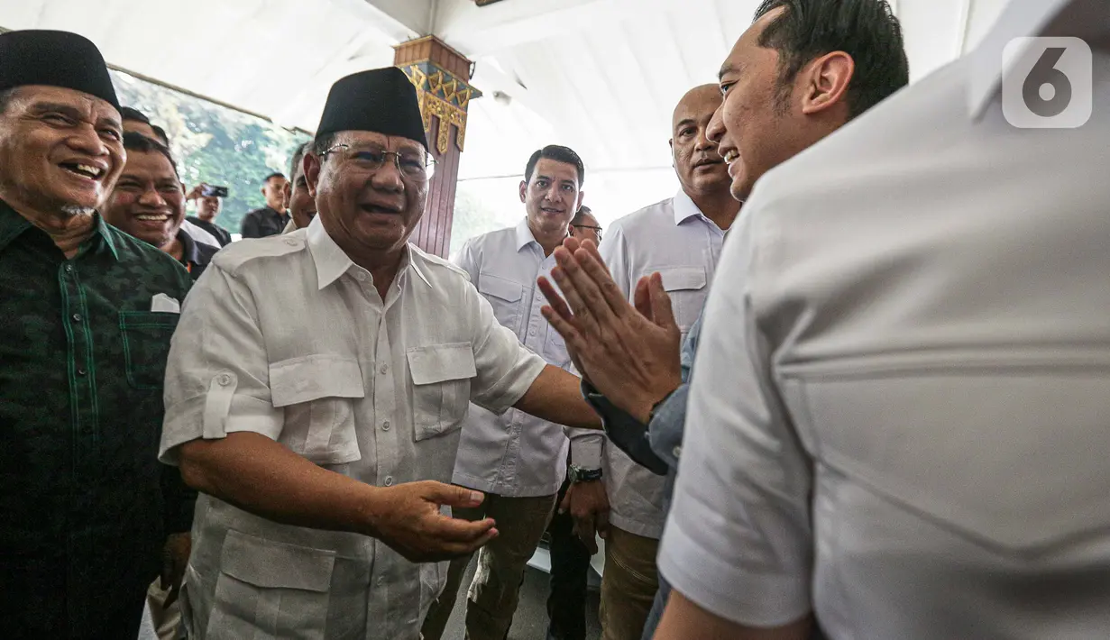 Prabowo tiba didampingi Wakil Ketua Umum Demokrat Edhie Baskoro Yudhoyono (Ibas) dan Sekjen Partai Gerindra Ahmad Muzani. (Liputan6.com/Faizal Fanani)