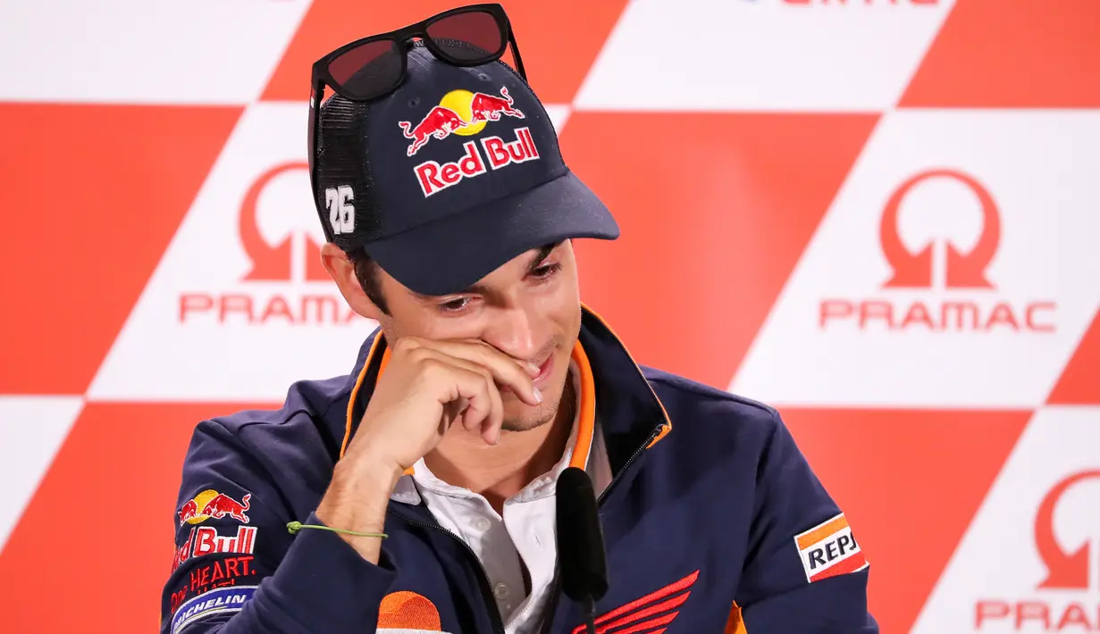 Pembalap Repsol Honda, Dani Pedrosa menghadiri sesi konferensi pers jelang MotoGP Jerman di Hohenstein-Ernstthai, Kamis (12/7). Pada kesempetan itu, Pedrosa mengumumkan pensiun dari MotoGP  saat musim 2018 ini berakhir. (Jan Woitas/dpa via AP)