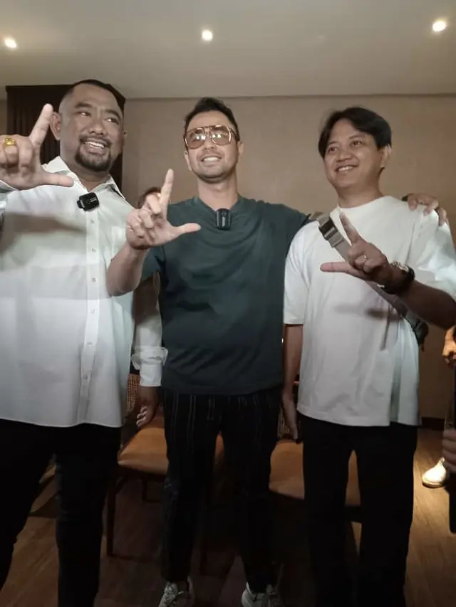 Raffi Ahmad saat peresmian  cabang ke-29 dari jaringan Rojo Sambel.