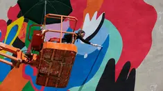 Seniman asal Brasil, Tarsila Schubert saat membuat mural di Museum Seni Terbuka, Kota Amman, Yordania, Kamis (29/9). Aksi melukis mural yang dilakukan Tarsila tersebut untuk mengampanyekan pentingnya pemberdayaan perempuan. (REUTERS/Muhammad Hamed)
