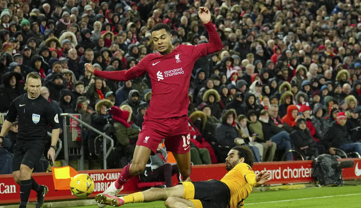 Laga baru berjalan lima menit, Cody Gakpo sudah langsung membuat peluang bagi Liverpool. Sepakan datarnya masih mampu diantisipasi dengan baik kiper Wolverhampton, Matija Sarkic. (AP Photo/Jon Super)