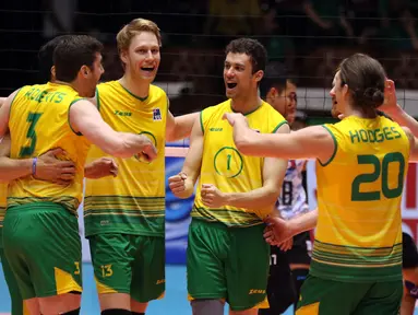 Pemain Timnas voli putra Australia bersorak usai meraih poin saat melawan Thailand pada Kejuaraan Voli Asia 2017 ke-16 di GOR Tri Dharma, Gresik, Selasa (25/7). Australia unggul 19-25, 26-28, 25-19, 25-14 dan 15-11. (Liputan6.com/Helmi Fithriansyah)