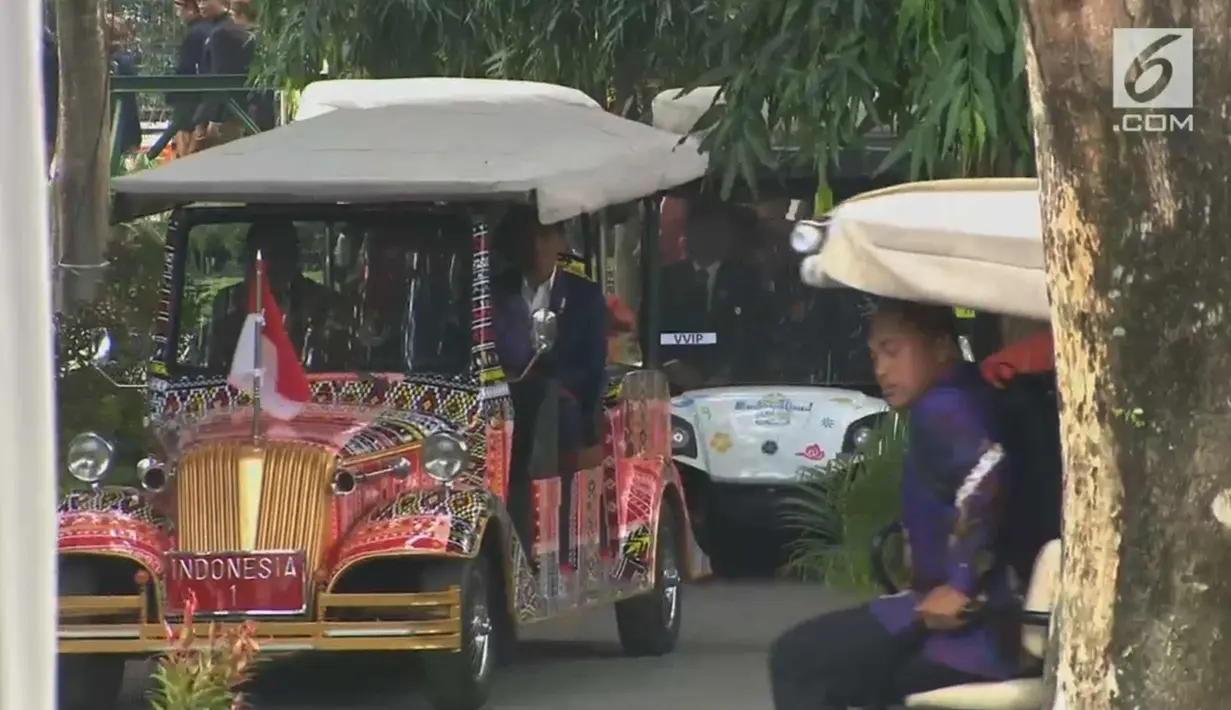 Presiden Joko Widodo dan rombongan tiba untuk mengikuti prosesi penyambutan keluarga mempelai wanita secara adat di Bukit Hijau Regency Taman Setia Budi (BHR Tasbi), Medan, Sabtu (25/11). (Liputan6.com/vidio)