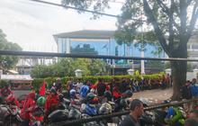 Buruh di Jabar Gelar Unjuk Rasa di Kantor Disnakertrans, Tuntut Kembali Revisi UMSK 2026