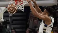 Aksi Giannis Antetokounmpo melakukan dunk saat Bucks melawan Raptors di final wilayah NBA (AP)