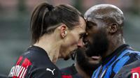 Striker AC Milan Zlatan Ibrahimovic dan bomber Inter Milan Romelu Lukaku terlibat perkelahian pada perempat final Coppa Italia di Giuseppe Meazza, Rabu (27/1/2021) dini hari WIB. (AP Photo/Antonio Calanni)
