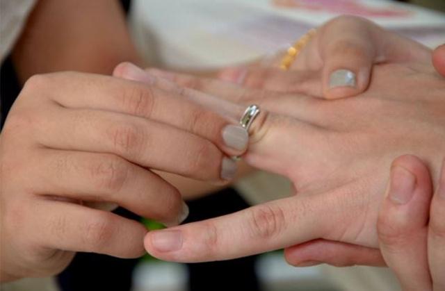 Foto pernikahan dimana cincin yang dipasangkan suami Jaclyn tidak bisa masuk dengan baik ke jari Jaclyn | Photo: Copyright metro.co.uk