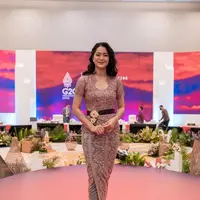 Prisia Nasution mengenakan dua look kebaya Bali sekaligus saat hadir di G20. Keduanya dipadukan dengan selendang lengkap dengan grunge berwarna emas. [instagram/prisia]