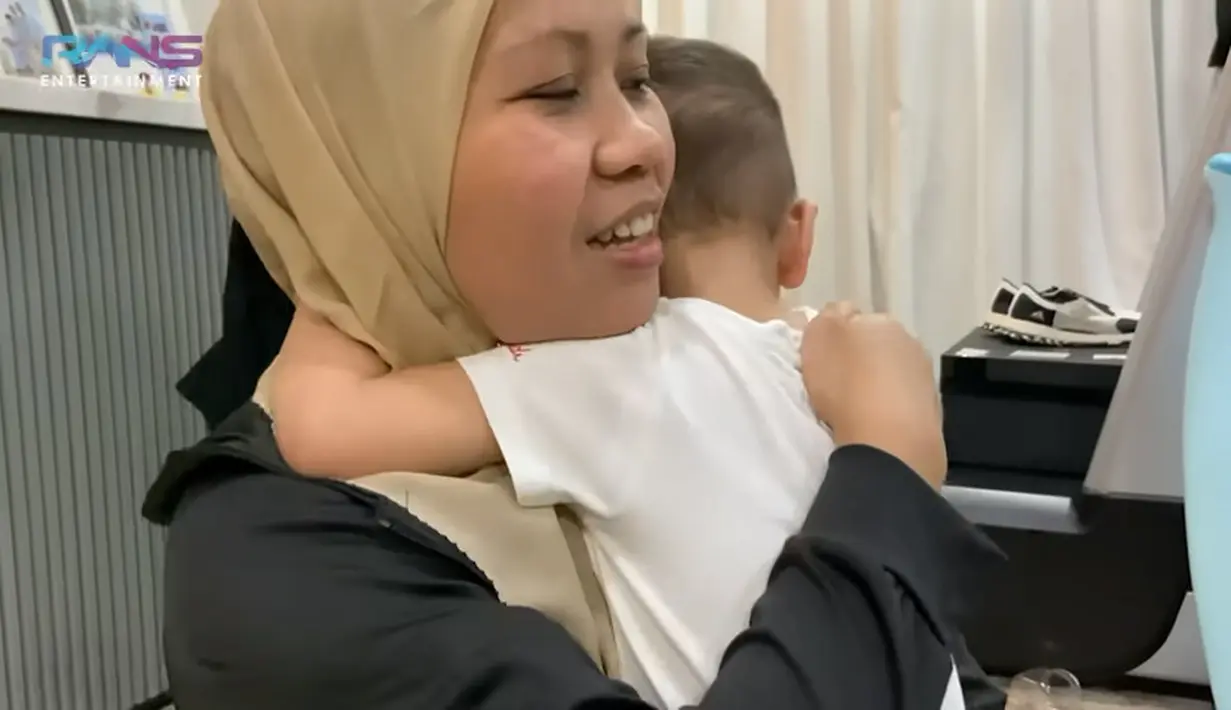Sus Rini, pamitan akan pulang kampung untuk bertemu keluarganya. Setelah berpamitan dengan Rayyanza, Sus Rini mendekat bosnya, Nagita Slavina yang sedang santai. [Youtube/Rans Entertainment]
