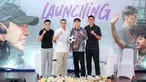 Pelatih Timnas Indonesia, Shin Tae-yong (tengah kanan) berfoto bersama dengan Raffi Ahmad (tengah kiri), Witan Sulaeman (kiri) dan Rizki Ridho saat acara peluncuran STY Foundation yang berlangsung di Rans Office, Serpong, Tangerang Selatan, Senin (04/11/2024). (Bola.com/Bagaskara Lazuardi)