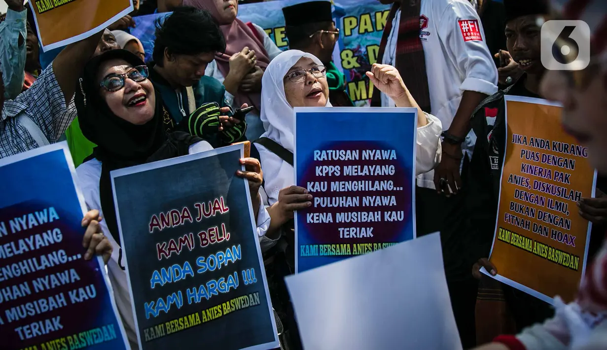 Massa Gentari (Genarasi Cinta Negeri) membawa poster dalam aksi dukungan kepada Gubernur DKI, Anies Baswedan di Balai Kota DKI Jakarta, Selasa (14/1/2020). Mereka mengawal Anies Baswedan agar menyelesaikan program kerja sebagai Gubernur DKI terkait penanganan banjir. (Liputan6.com/Faizal Fanani)