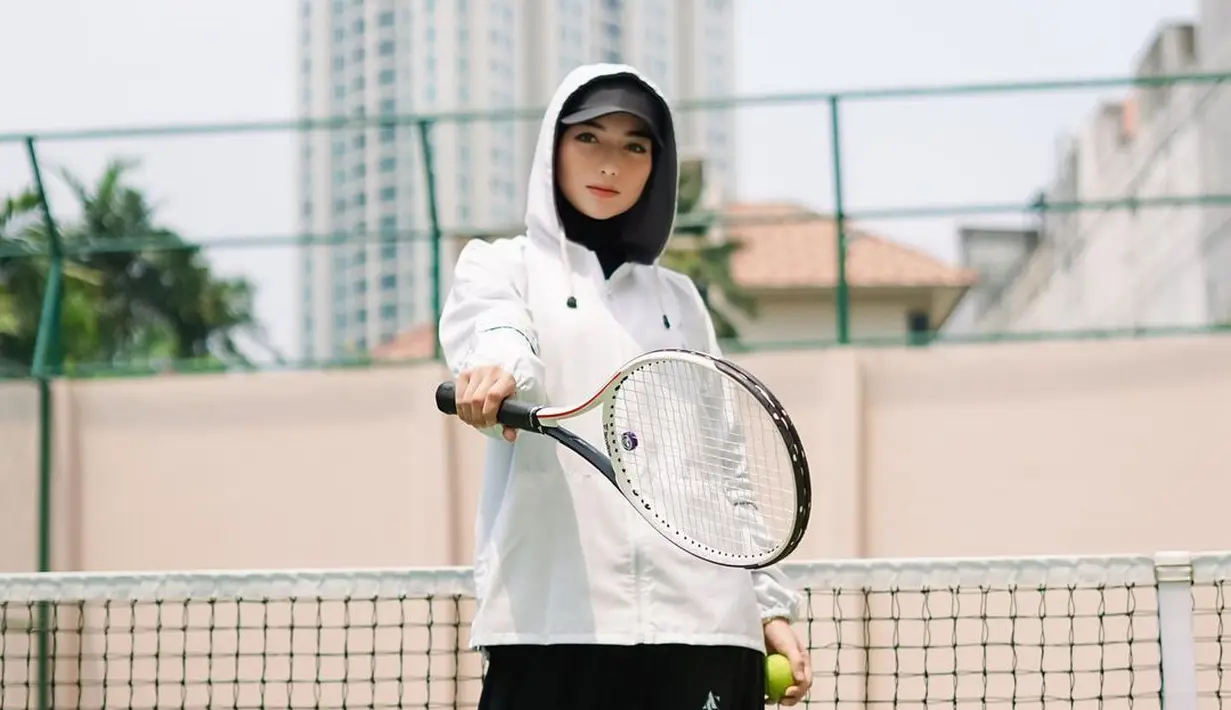 Citra Kirana juga mengenakan topi hitam dan sneakers putih. [Foto: Instagram/natasharizkynew]