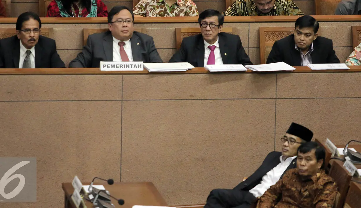Menkeu Bambang Brodjonegoro (kedua kiri) bersama Kepala Bappenas Sofyan Djalil (kiri) dan Menkum HAM Yasonna Laoly (kedua kanan) menghadiri sidang Paripurna DPR di Komplek Parlemen Senayan, Jakarta, Selasa (28/6). (Liputan6.com/Johan Tallo)