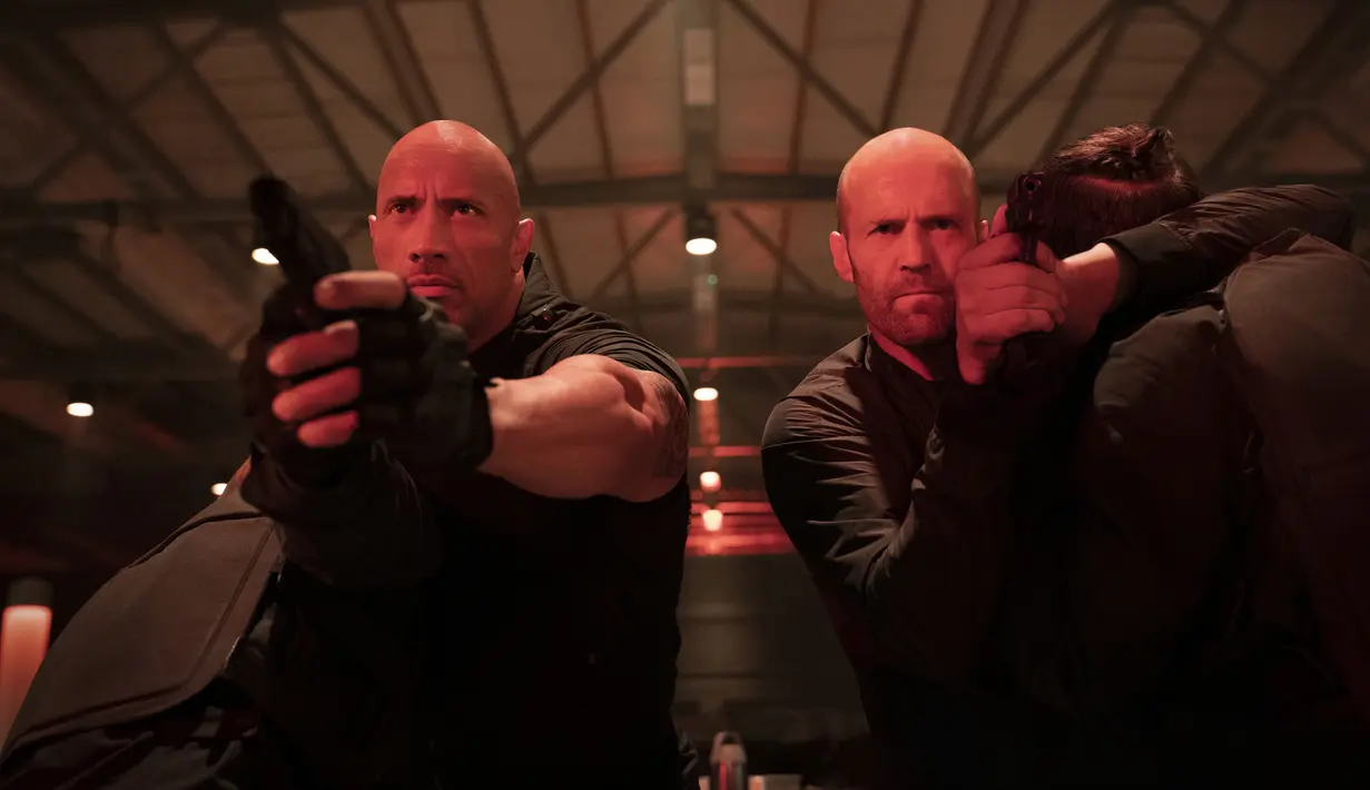 Aktor Dwayne Johnson (kiri) dan Jason Statham saat beradegan dalam film terbarunya "Fast & Furious Presents: Hobbs & Shaw.".  film ini dibintangi  Dwayne 'The Rock' Johnson sebagai Luke Hobbs dan Jason Statham sebagai Deckard Shaw. (Daniel Smith/Universal Pictures via AP)