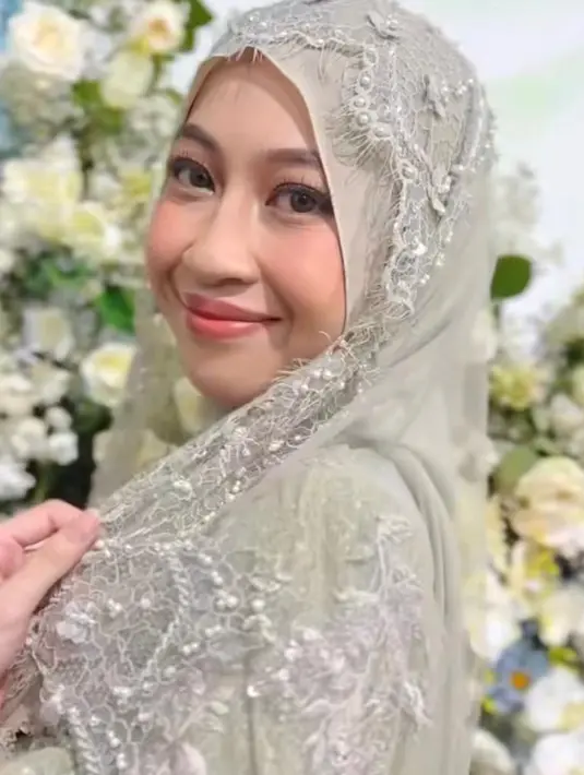 Putri sulung mendiang Ustad Jefri Al Buchori atau Uje dan Umi Pipik tampil dalam balutan roncean melati saat siraman. [@rasya_shakira/@vivithalib]