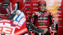 Pembalap Spanyol dari Tim Ducati Lenovo, Marc Marquez, duduk di garasi selama sesi latihan bebas 1 di Sirkuit Internasional Buriram di Buriram pada 27 Februari 2026, menjelang Grand Prix MotoGP Thailand. (Lillian SUWANRUMPHA/AFP)