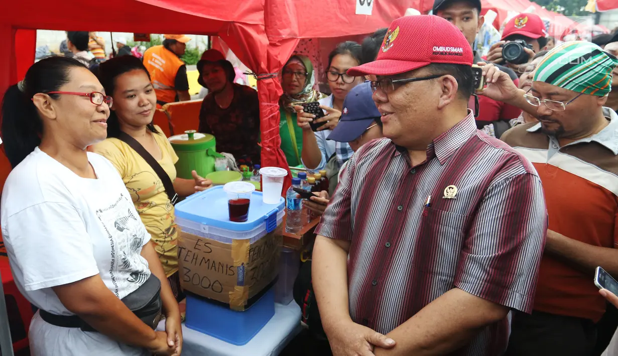 Komisioner Ombudsman Republik Indonesia (ORI), Adrianus Meliala berdialog dengan PKL saat blusukan di Tanah Abang Jakarta, Rabu (17/1). (Liputan6.com/Angga Yuniar)
