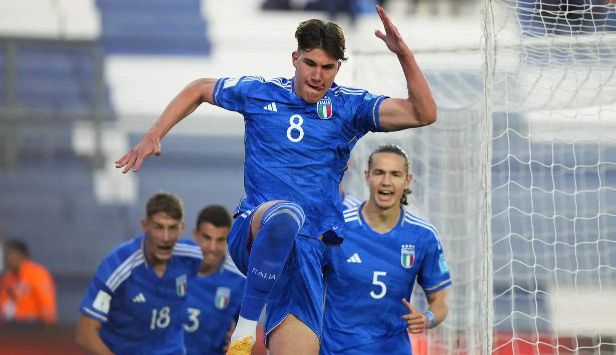Selebrasi gelandang Timnas Italia U-20, Cesare Casadei setelah mencetak gol ke gawang Kolombia pada laga babak perempatfinal Piala Dunia U-20 2023 di Bicentenario Stadium, San Juan, Argentina (3/6/2023). Cesare Casadei yang kini membela Chelsea U-21 sementara memimpin daftar 8 pencetak gol terbanyak Piala Dunia U-20 2023 dengan torehan 6 gol dan 2 assist dari 5 laga bersamaa Timnas Italia. Ia juga menjadi satu-satunya pemain dalam daftar yang masih bertahan hingga memasuki babak semifinal. (AP Photo/Natacha Pisarenko)