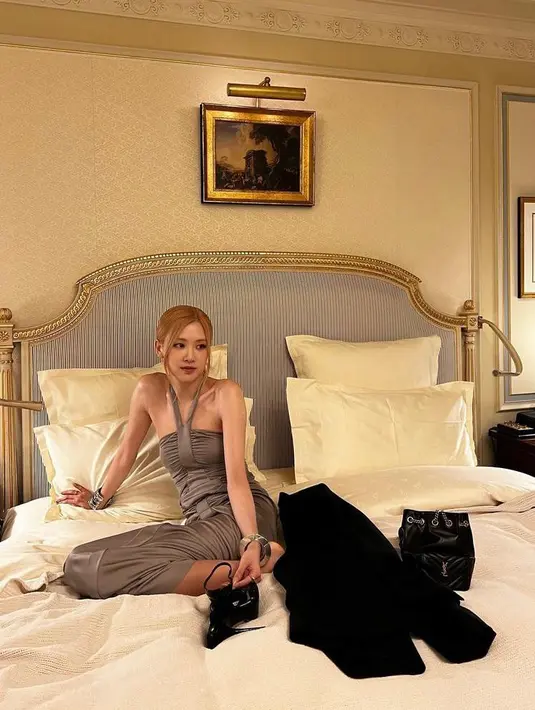 Diketahui acara tersebut merupakan malam pembukaan Saint Laurent Rive Droite x Sushi Park, store YSL yang hadir dengan konsep berbeda dan berkolaborasi dengan Sushi Park. (Instagram/roses_are_rosie).