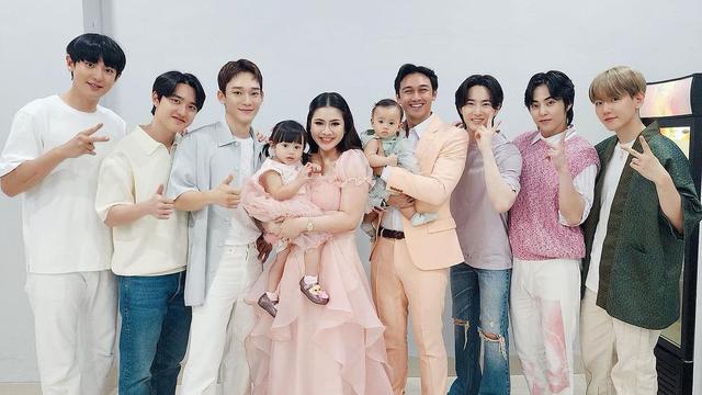 Kebersamaan Felicya Angelista dan Immanuel Caesar Hito bareng EXO di Jakarta (Foto: instagram felicyangelista_)